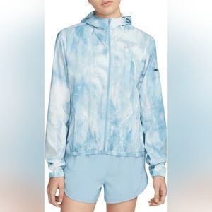 Nike women's lightweight running jacket in boarder blue, great condition! 🤍
